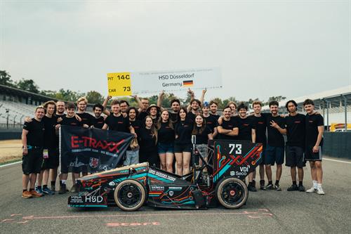 Das E-Traxx-Team am Hockenheimring. 